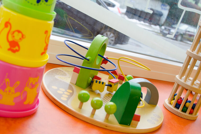 Bunte Kinderspielzeuge vor einem Fenster