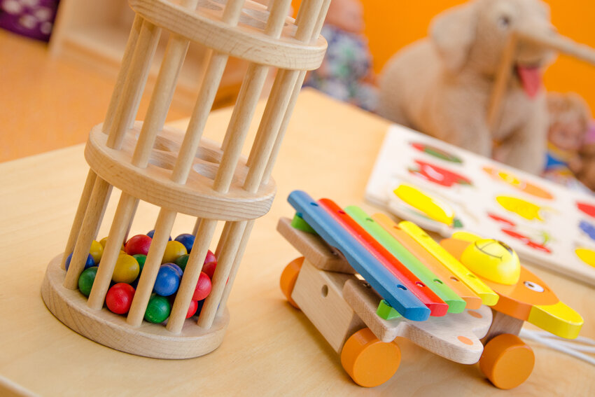 Holzturm mit bunten Bällen und Xylophon-Spielzeug